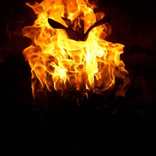 Flammen umzüngeln ein Stück Stahl